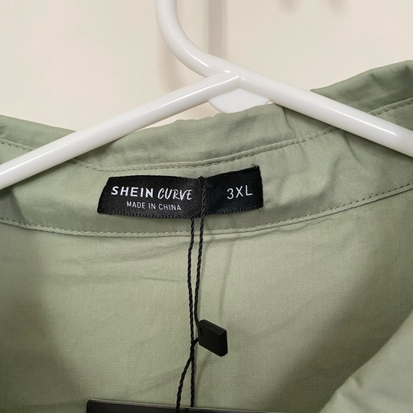 NWT SHEIN cropped button up- Size 3X - Picture 2 of 3